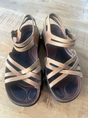 KEEN Naples II sandals in a brown leather buckled ankle strap Sz 9